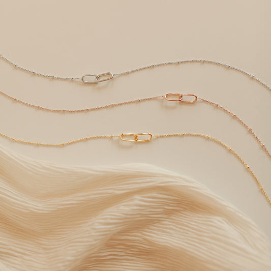 Collar colgante enlazado