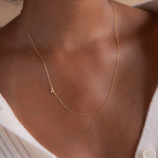 Collar con inicial lateral de Venecia