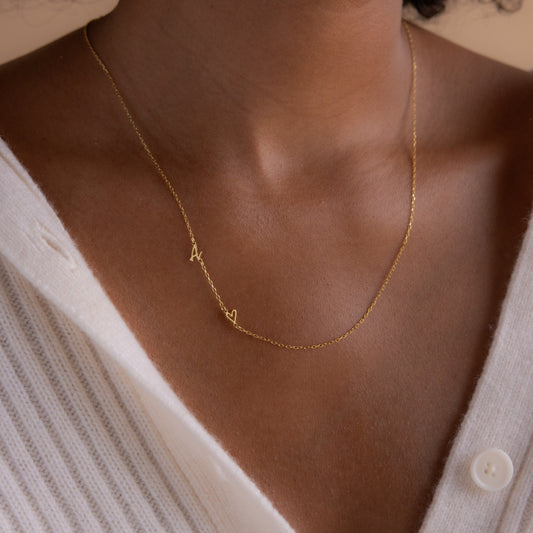 Collar de corazón con inicial lateral