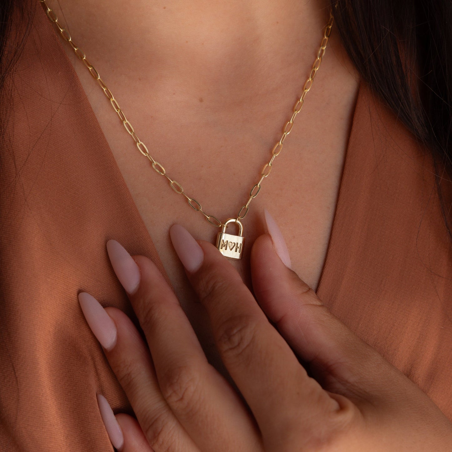 Collar con clip y candado inicial