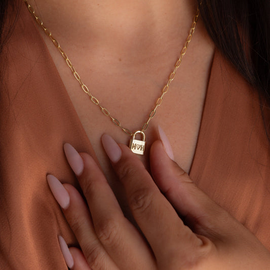 Collar con clip y candado inicial
