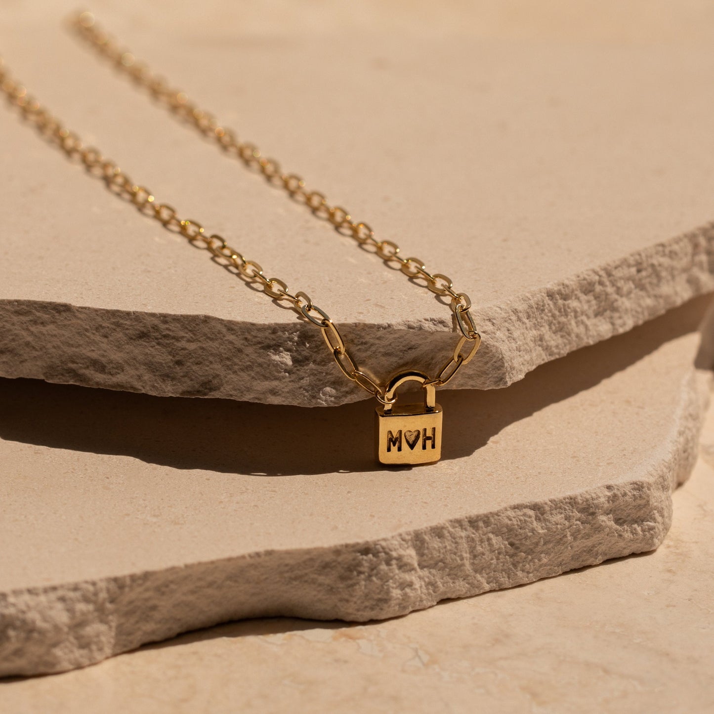 Collar con clip y candado inicial