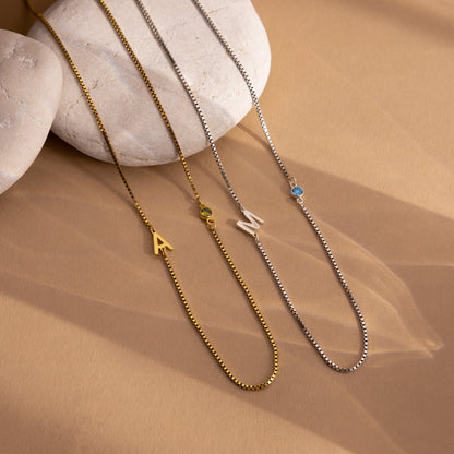 Collar con inicial de piedra de nacimiento en cadena de caja