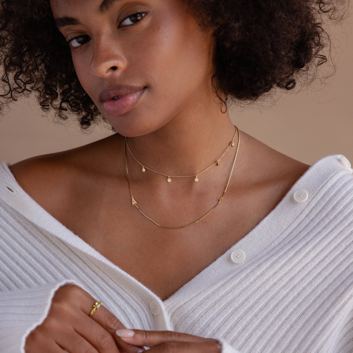 Collar con inicial de piedra de nacimiento en cadena de caja