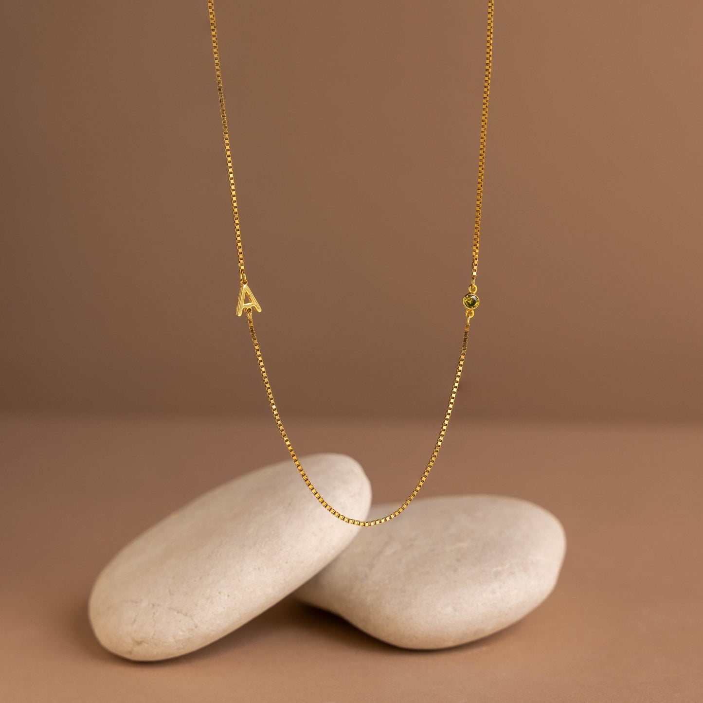 Collar con inicial de piedra de nacimiento en cadena de caja