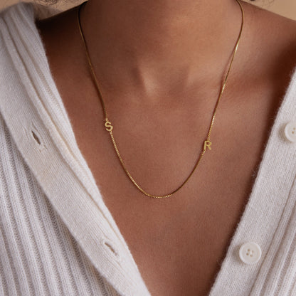 Collar con inicial doble en cadena de caja