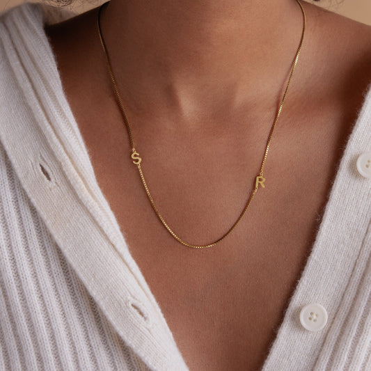 Collar con inicial doble en cadena de caja