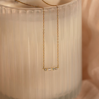Collar con inicial en código Morse
