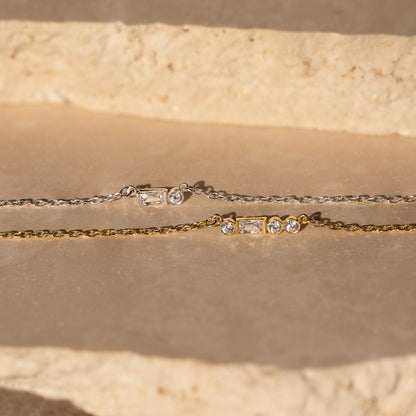 Collar con inicial en código Morse