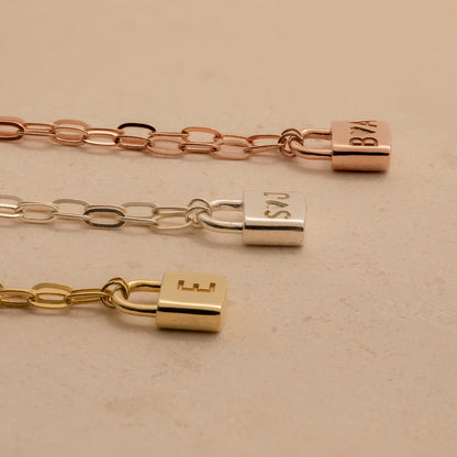 Collar con clip y candado inicial
