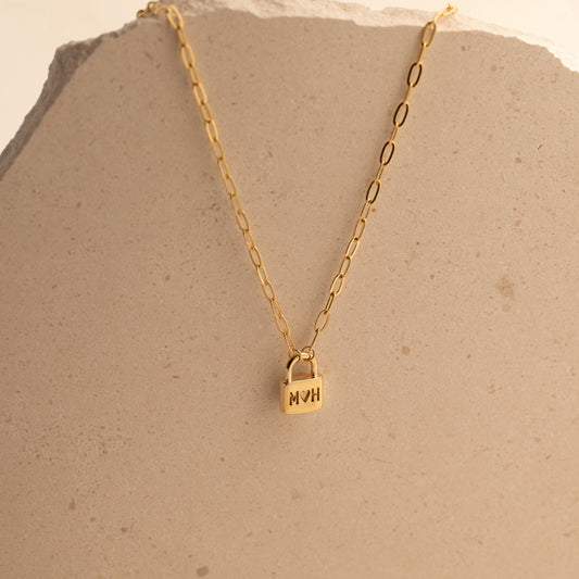Collar con clip y candado inicial