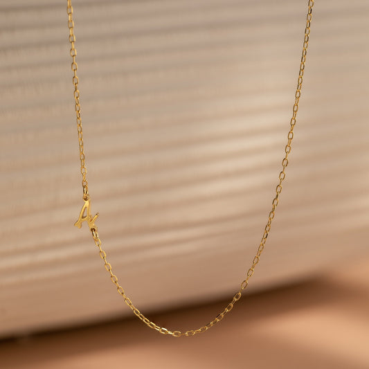 Collar con inicial lateral de Venecia