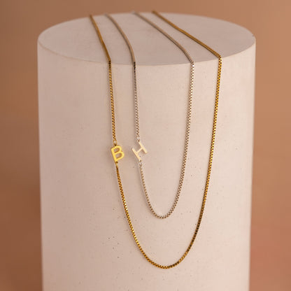 Collar con inicial lateral en cadena de caja