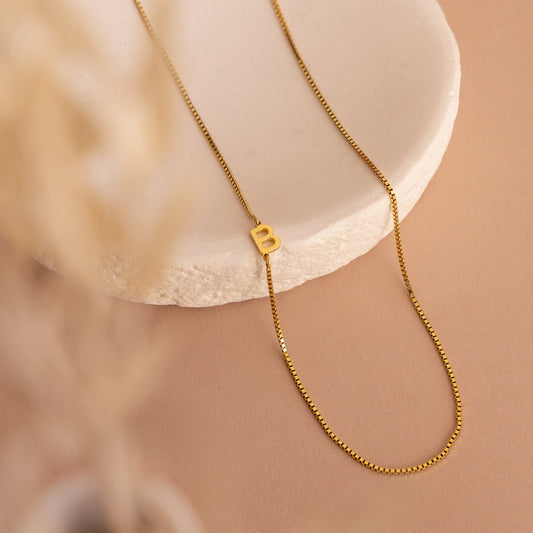 Collar con inicial lateral en cadena de caja