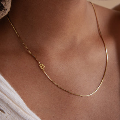 Collar con inicial lateral en cadena de caja