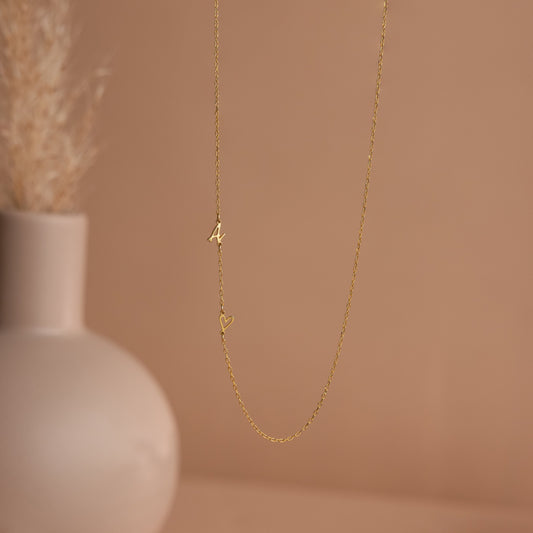 Collar de corazón con inicial lateral