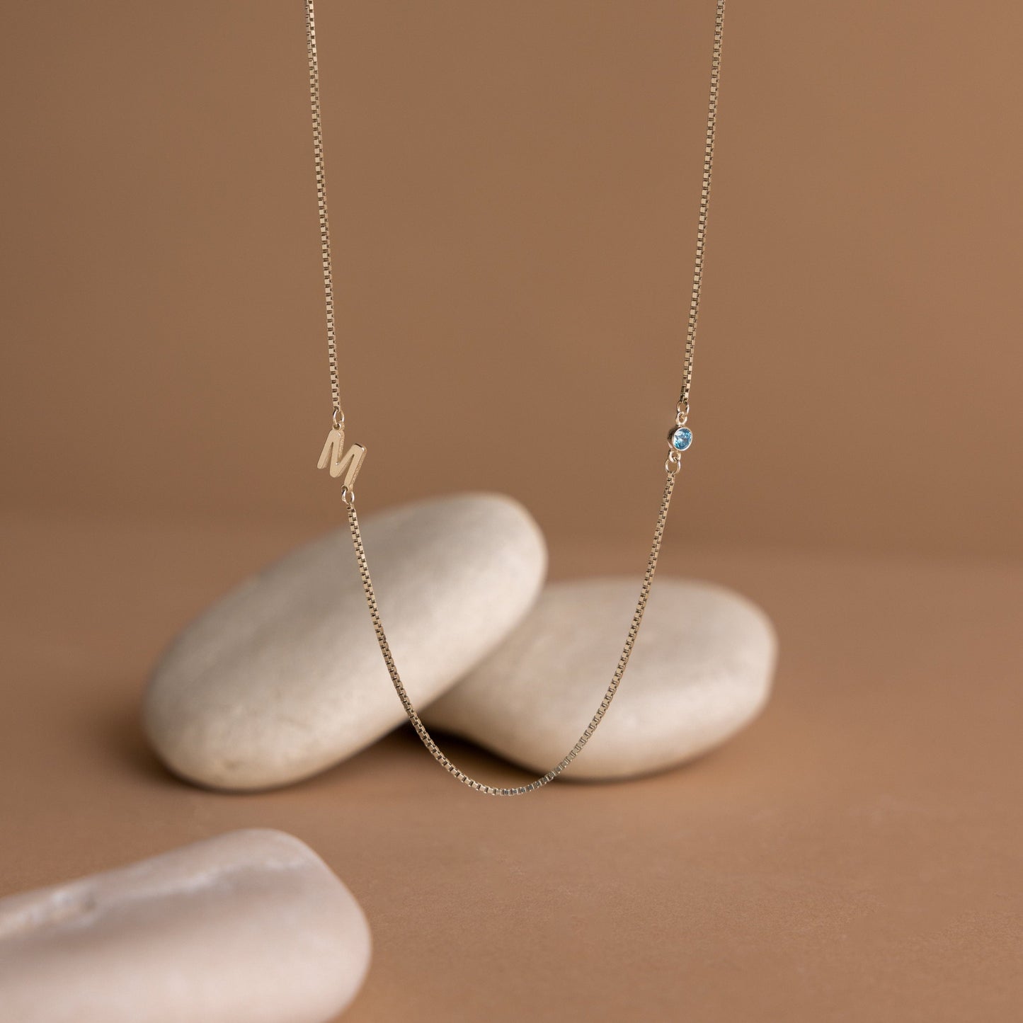 Collar con inicial de piedra de nacimiento en cadena de caja