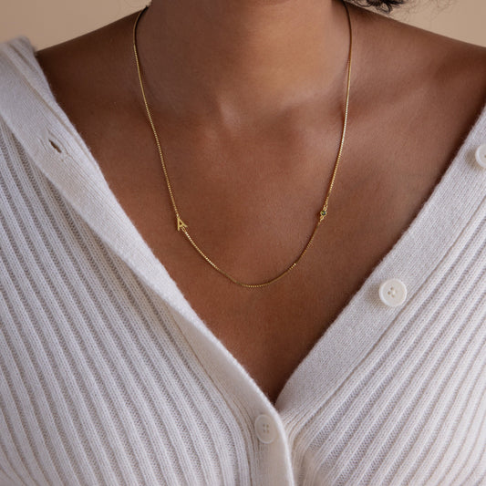 Collar con inicial de piedra de nacimiento en cadena de caja