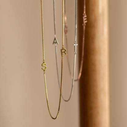 Collar con inicial doble en cadena de caja