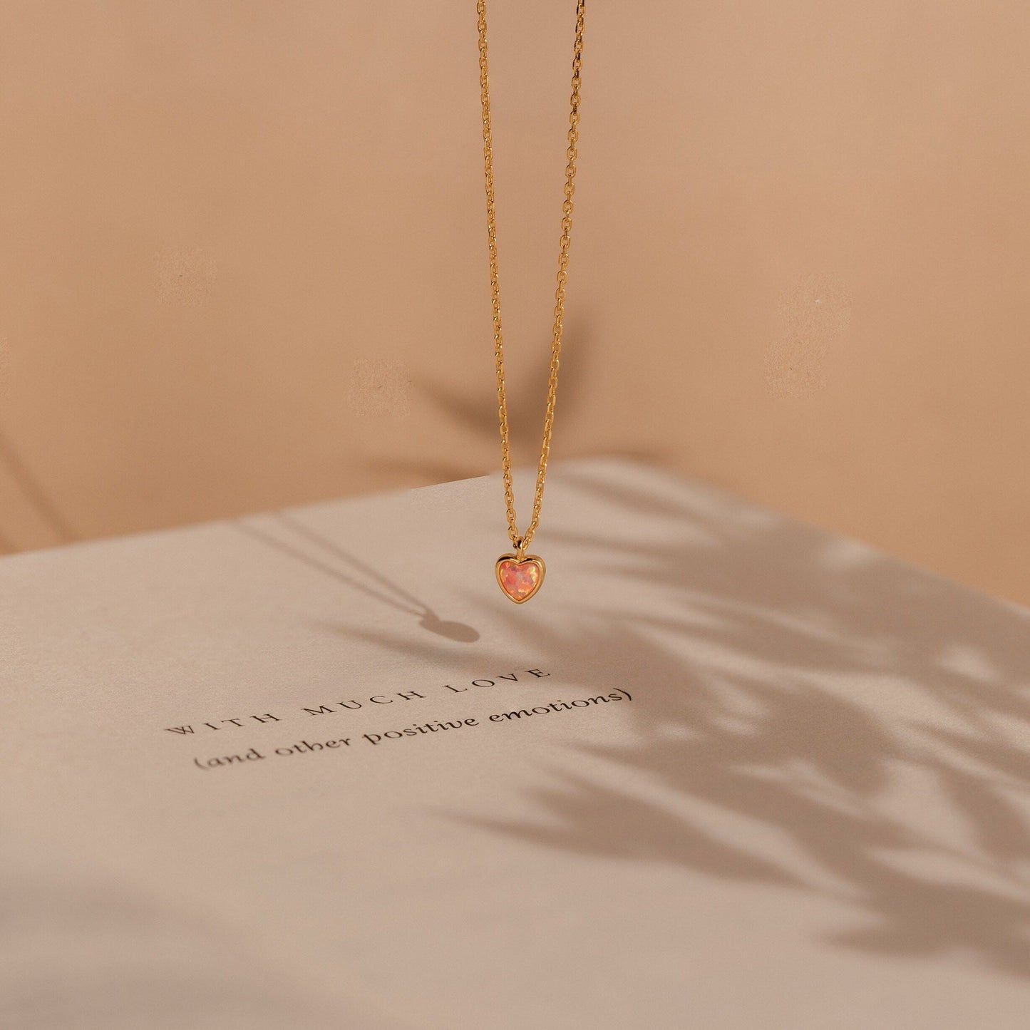 Collar de corazón de ópalo rosa