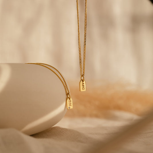 Collar con etiqueta inicial pequeña