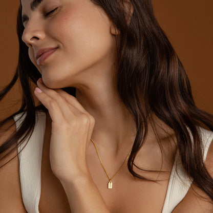 Collar con etiqueta inicial pequeña