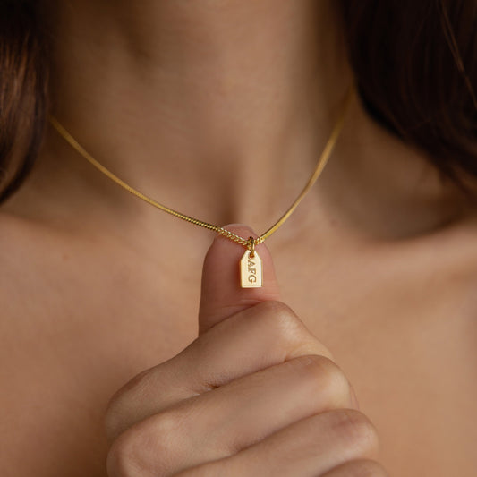 Collar con etiqueta inicial pequeña