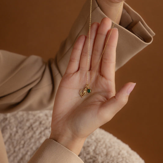 Collar con piedra de nacimiento de corazón inicial