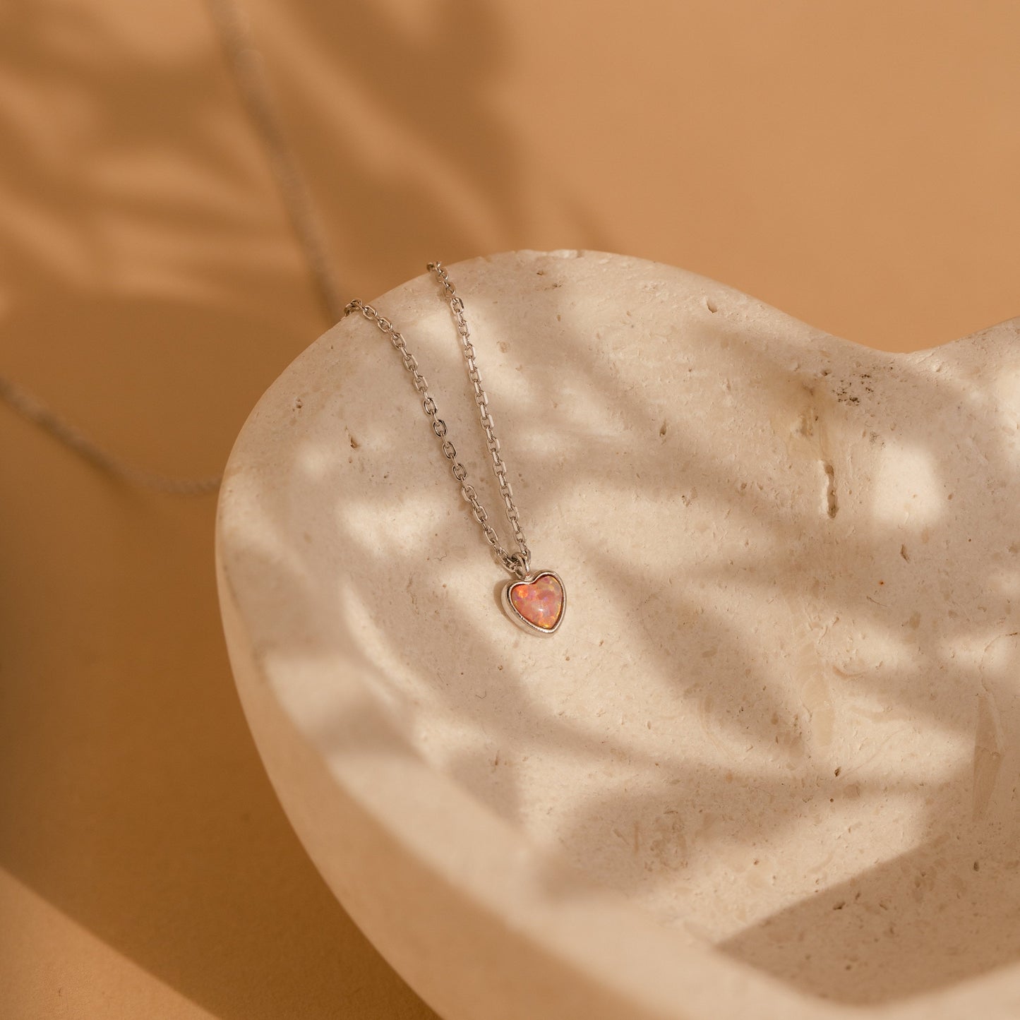 Collar de corazón de ópalo rosa