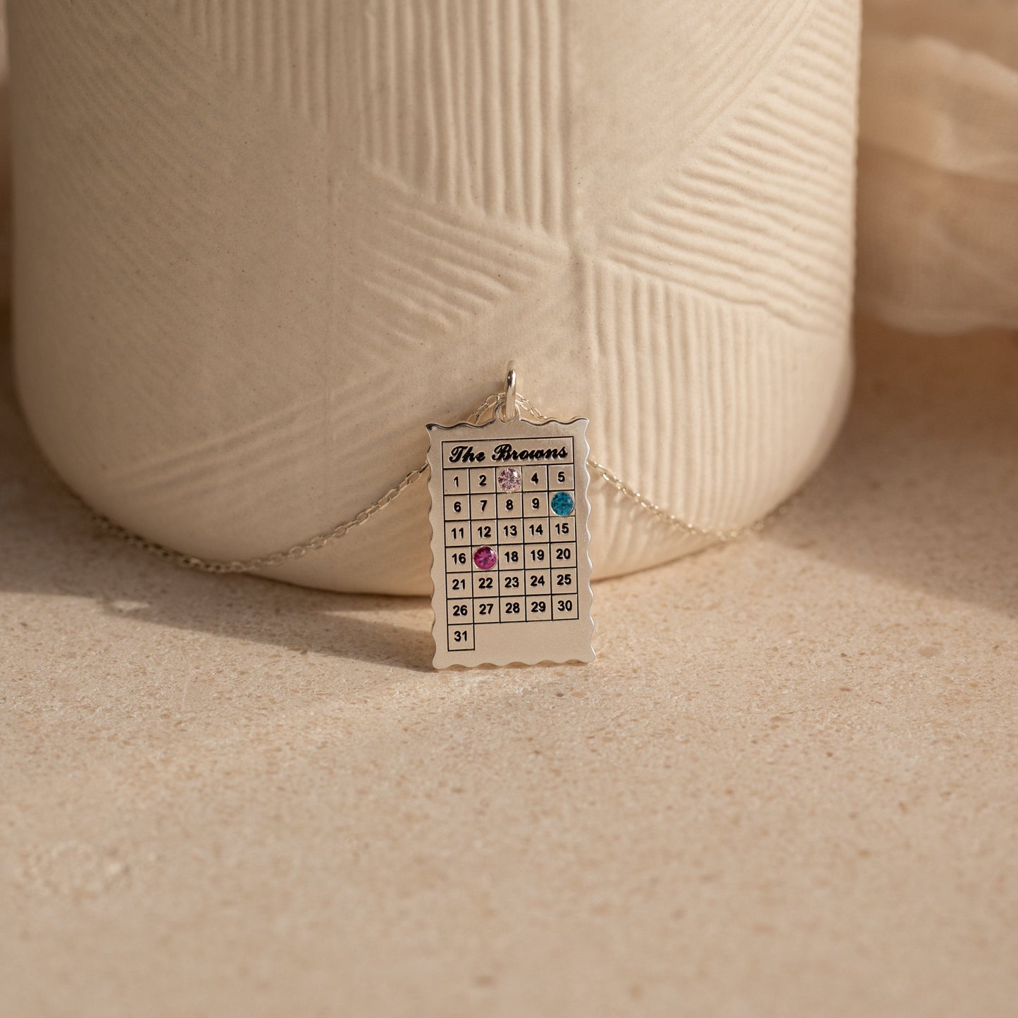 Collar con piedra de nacimiento de calendario