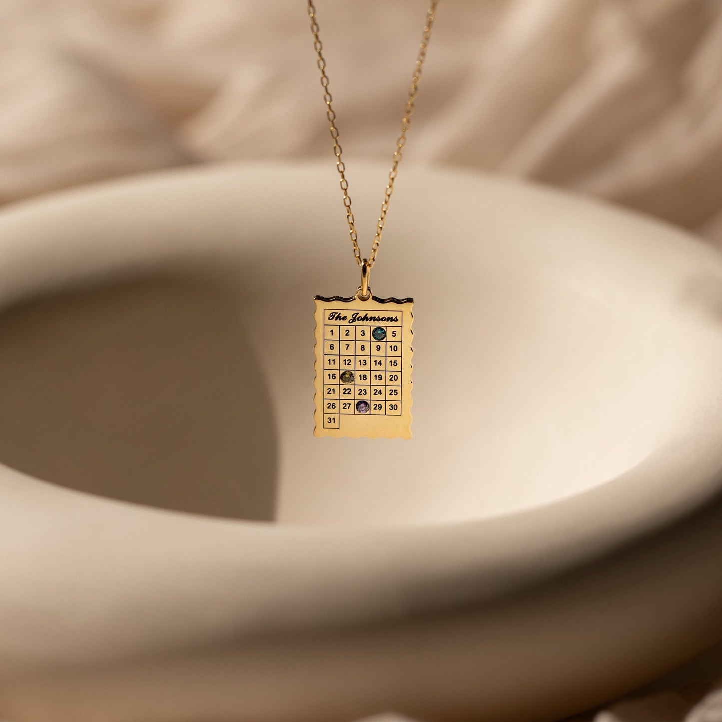 Collar con piedra de nacimiento de calendario