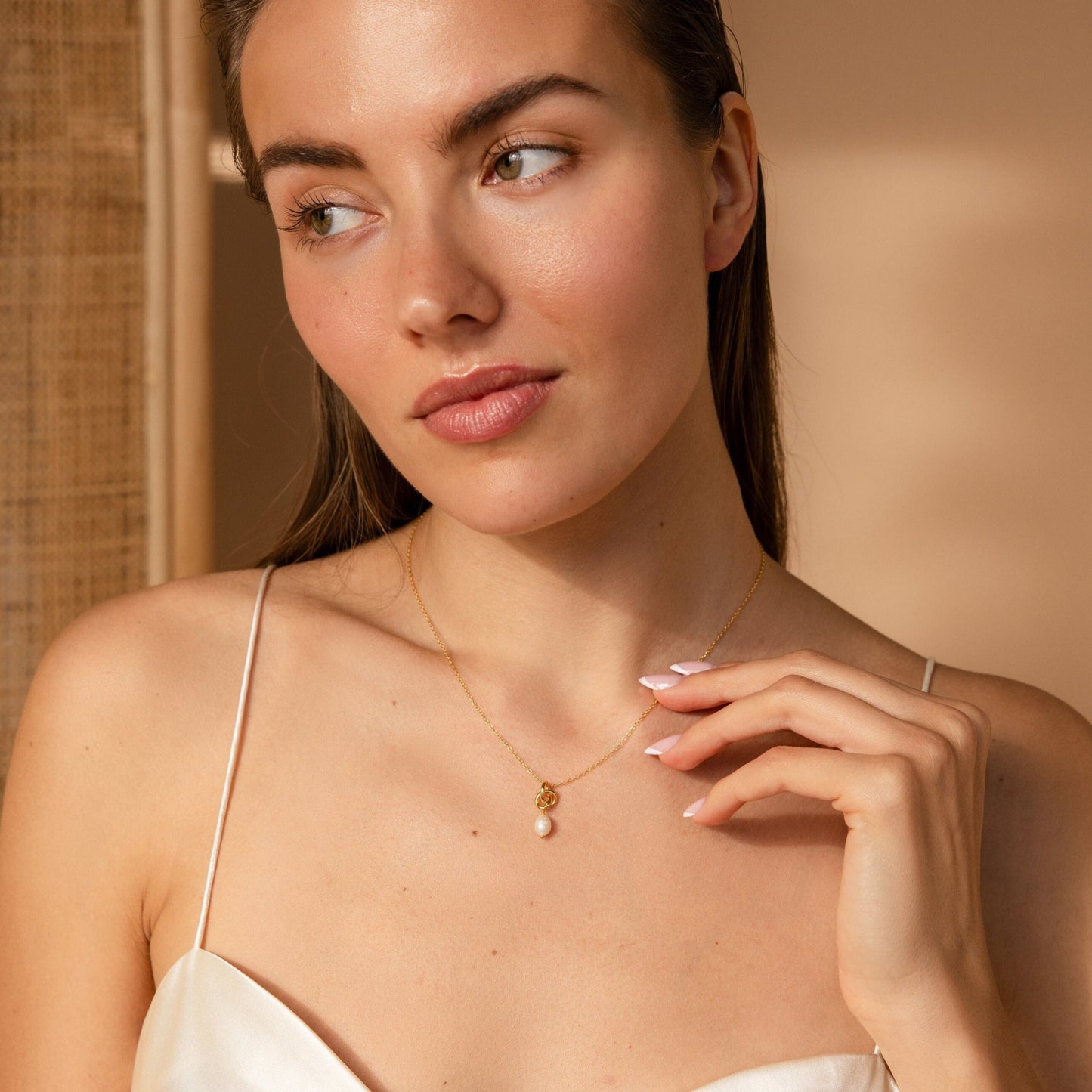 Collar de perlas con nudo delicado