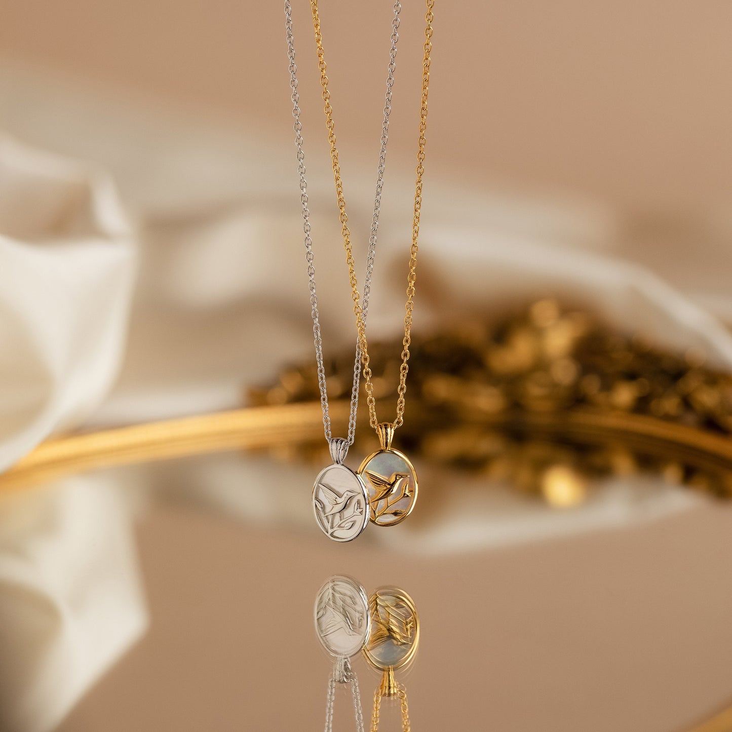 Collar de colibrí con perlas