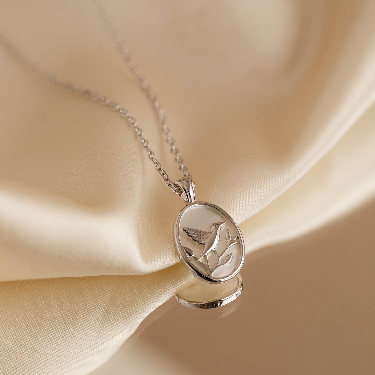 Collar de colibrí con perlas