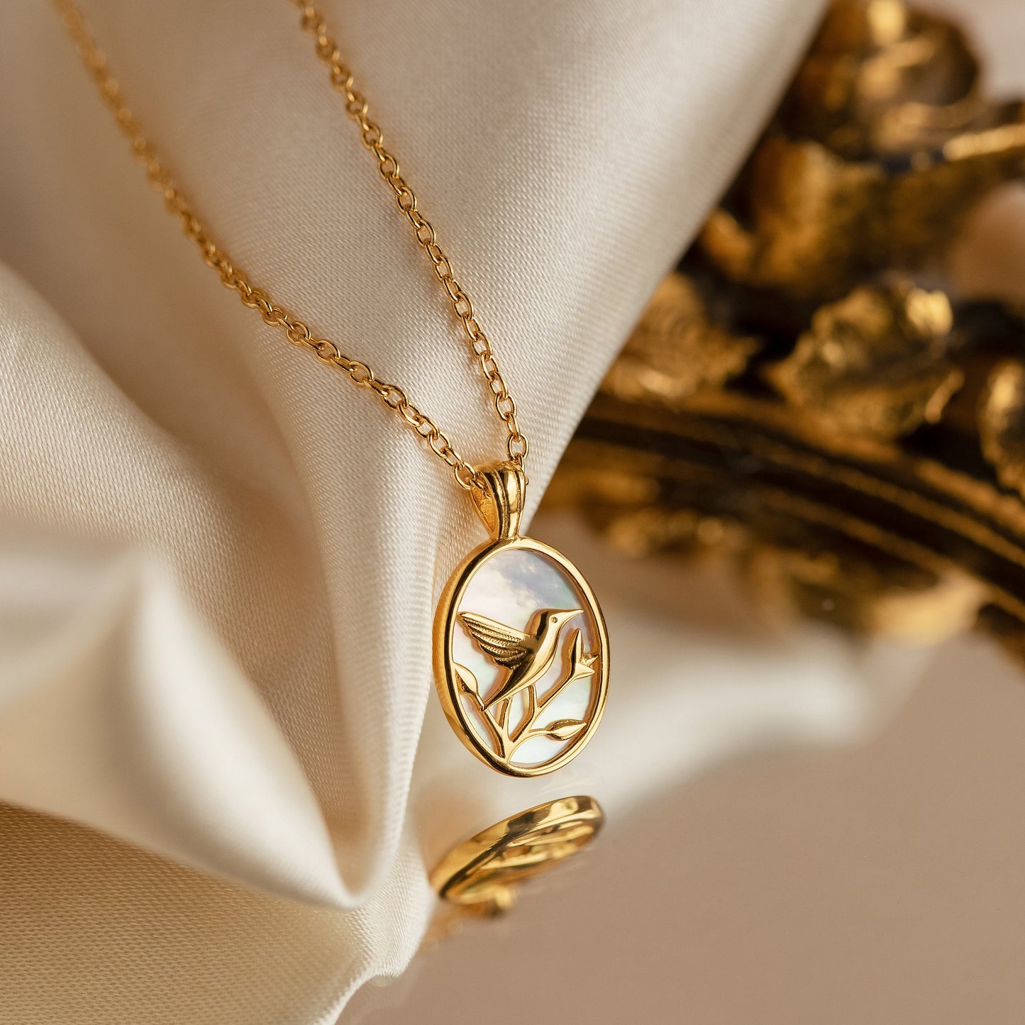 Collar de colibrí con perlas