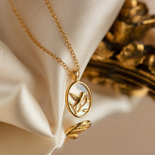 Collar de colibrí con perlas