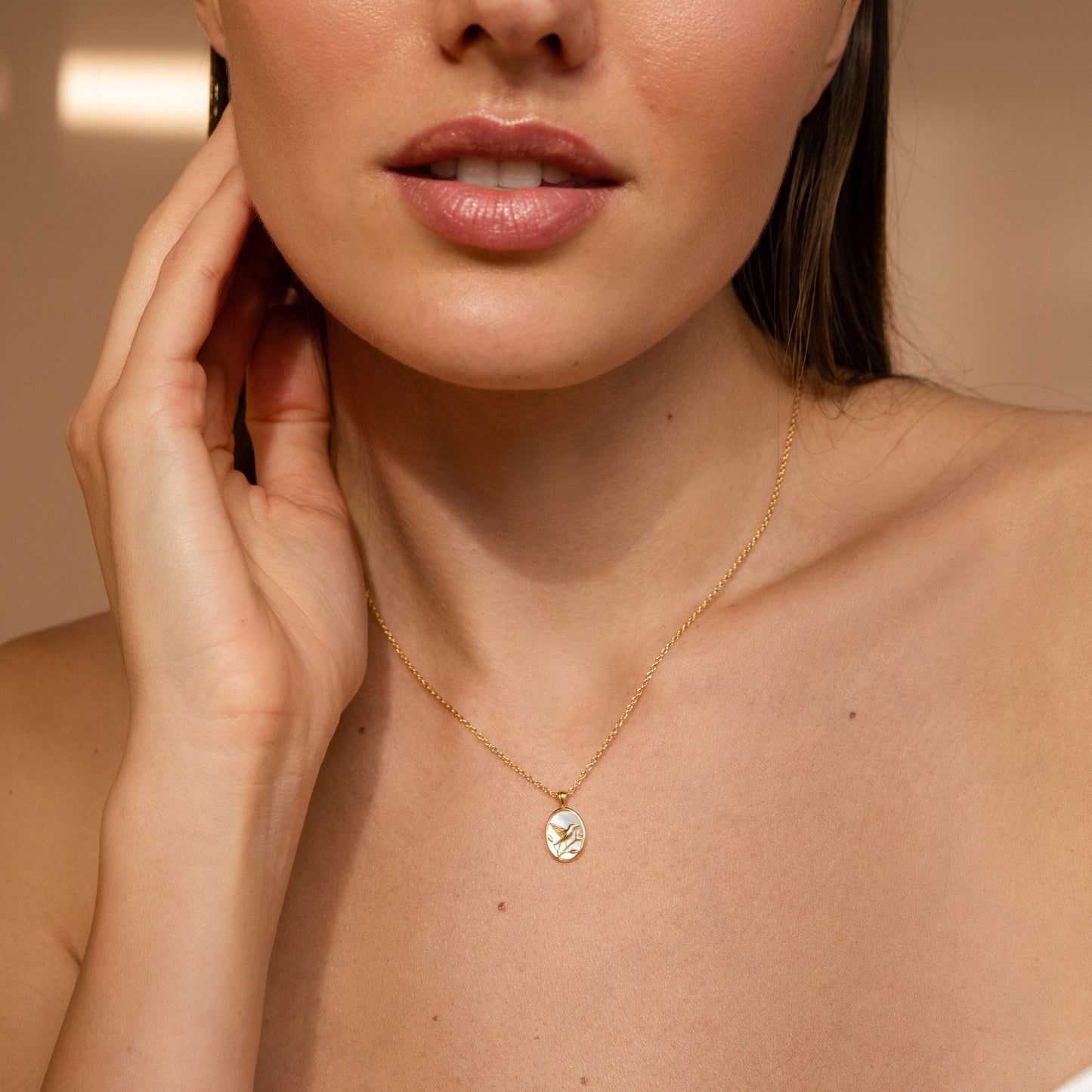 Collar de colibrí con perlas