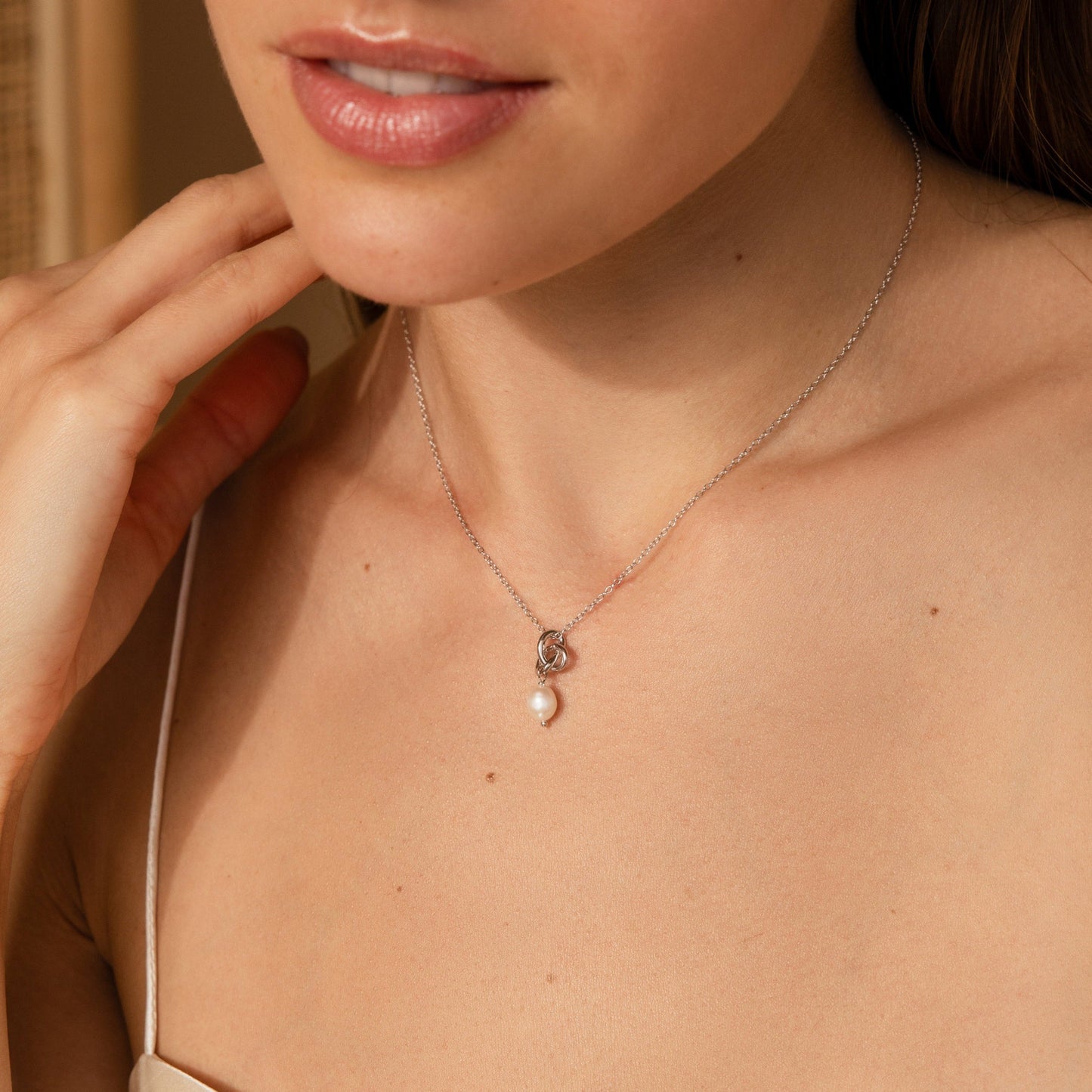 Collar de perlas con nudo delicado