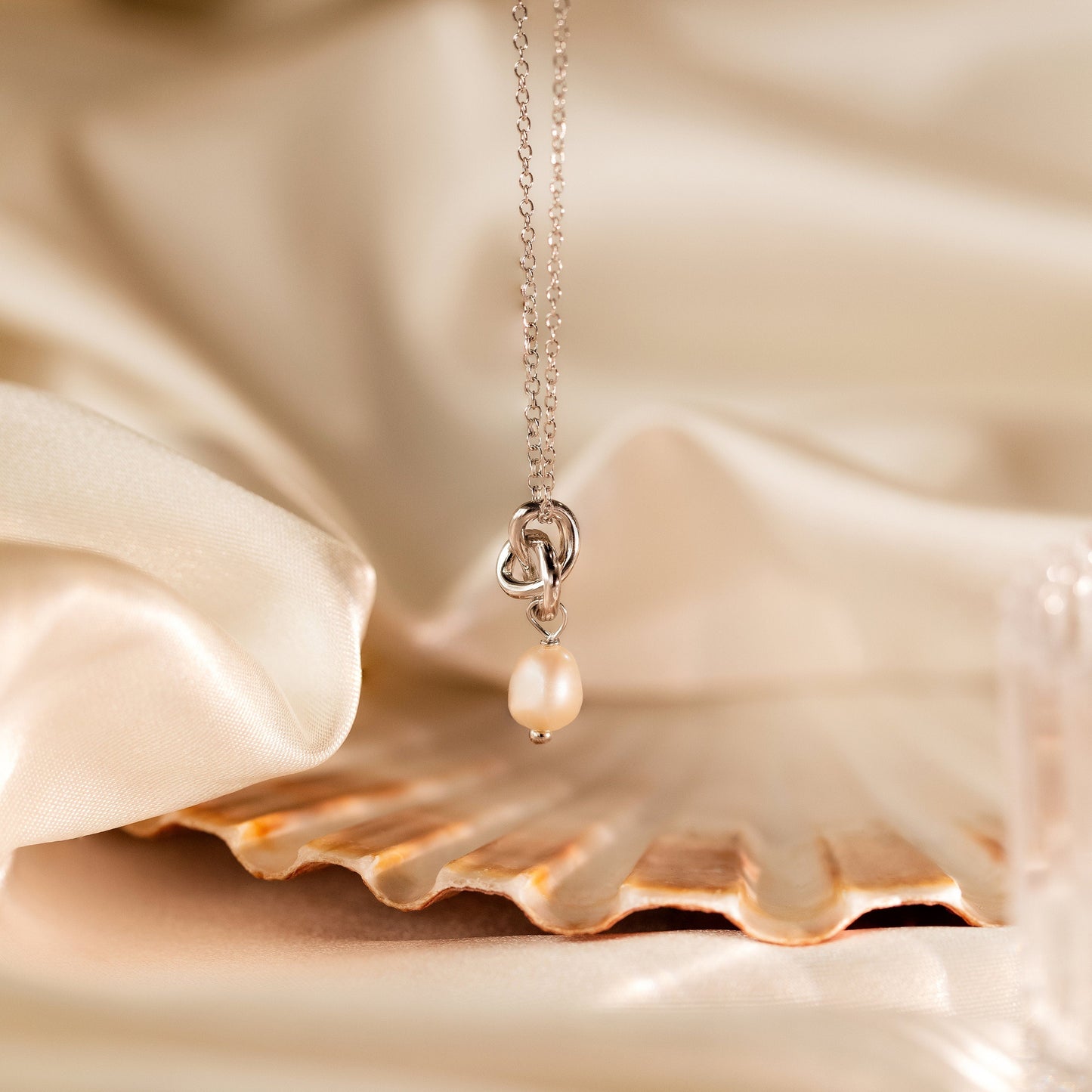 Collar de perlas con nudo delicado