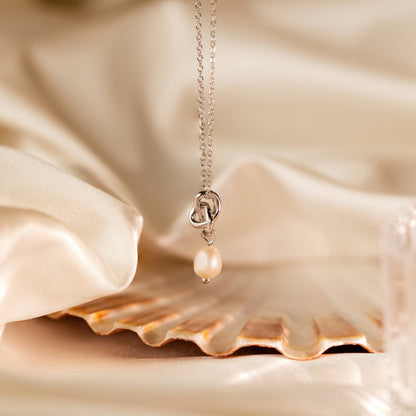 Collar de perlas con nudo delicado