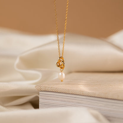 Collar de perlas con nudo delicado