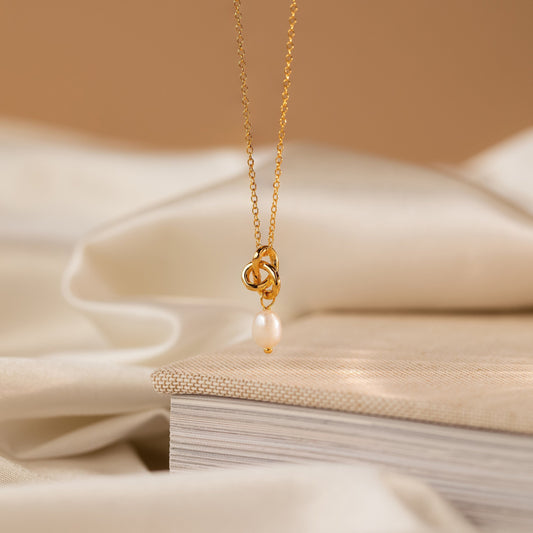 Collar de perlas con nudo delicado