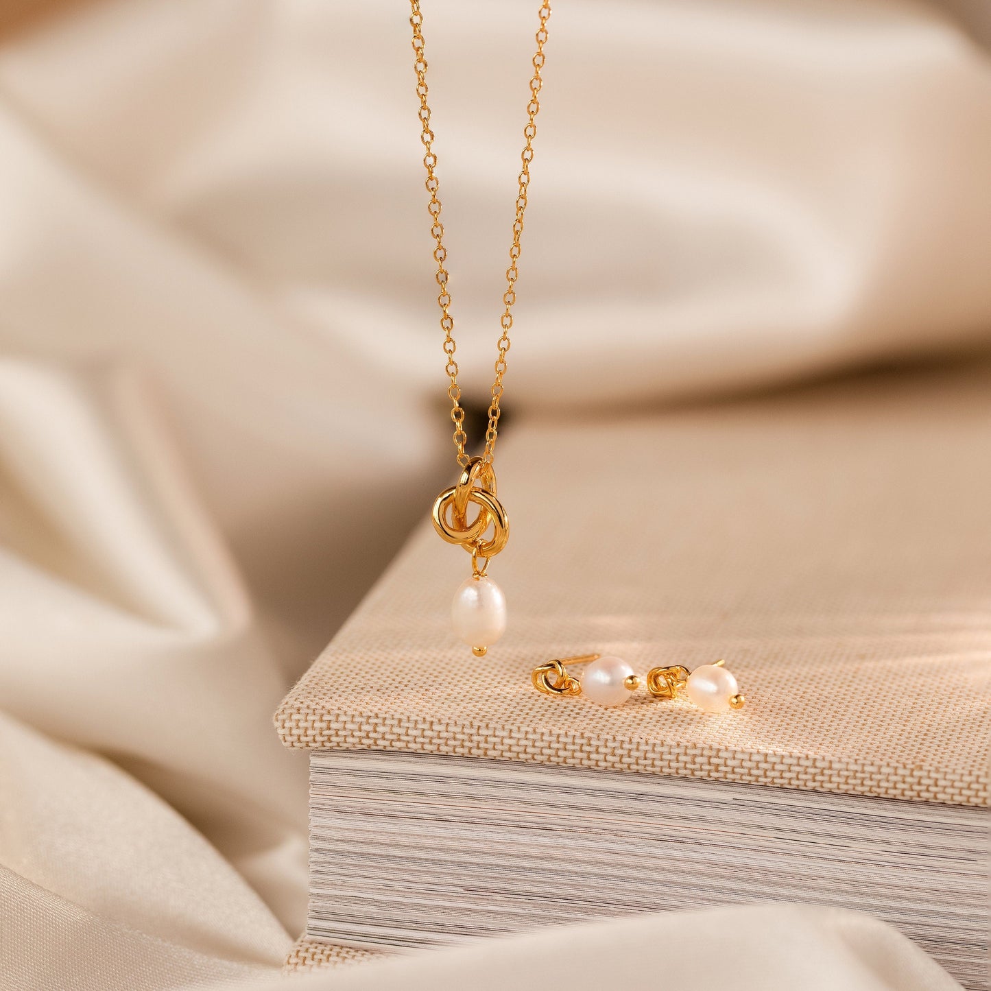 Collar de perlas con nudo delicado