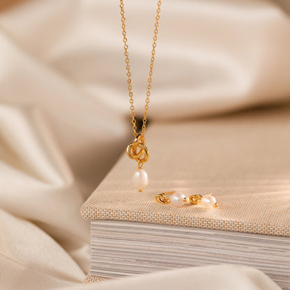 Collar de perlas con nudo delicado