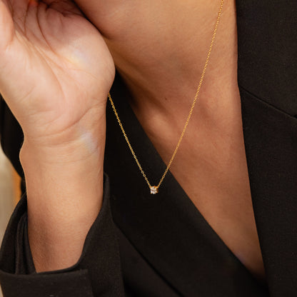 Collar de diamantes hexagonales
