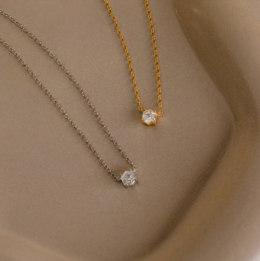 Collar de diamantes hexagonales