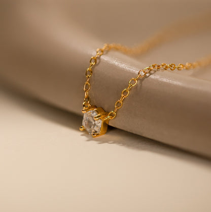 Collar de diamantes hexagonales