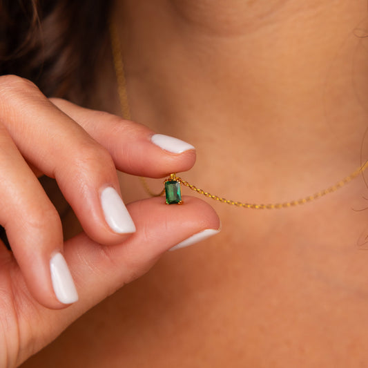 Collar con piedra de nacimiento de corte esmeralda 
