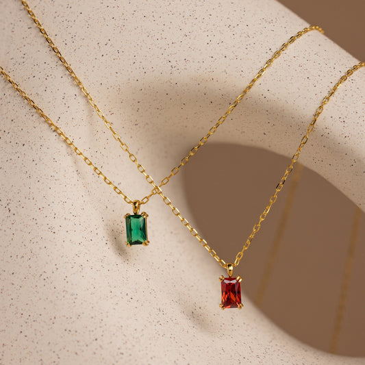 Collar con piedra de nacimiento de corte esmeralda 