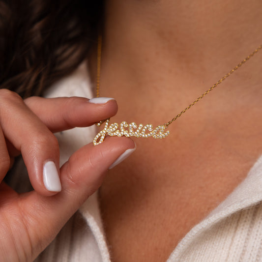 Collar con escritura a mano en pavé